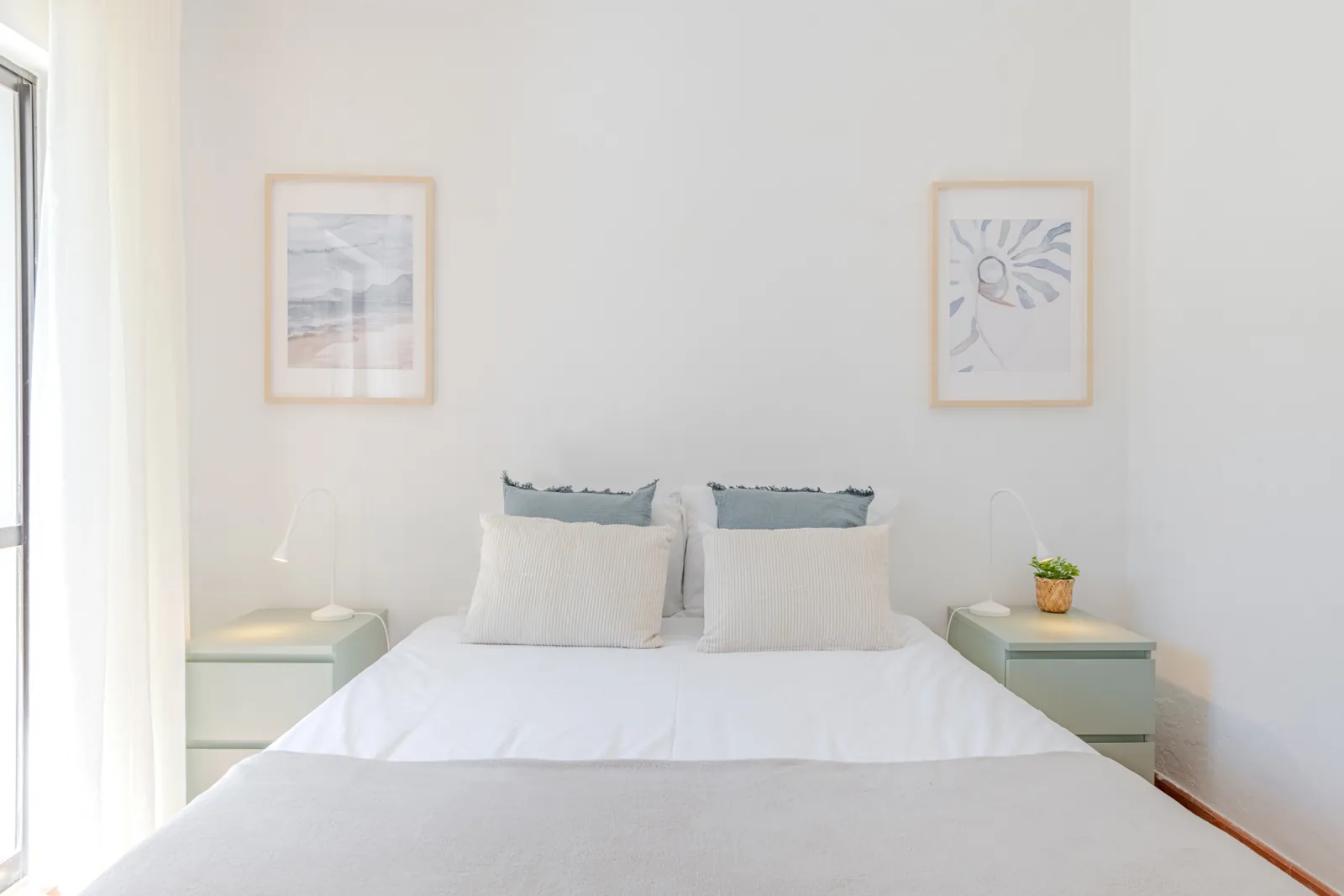 Calm double bedroom with natural textures